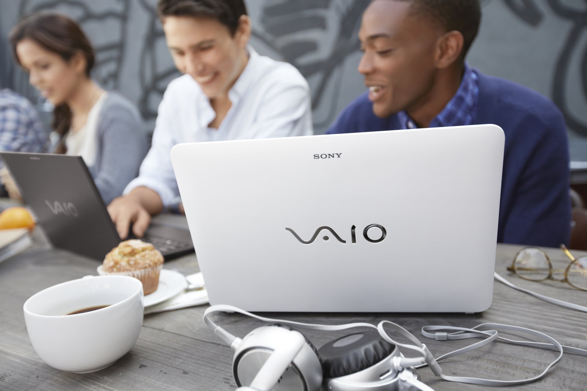 sony vaio ноутбук наушники макро люди кофе