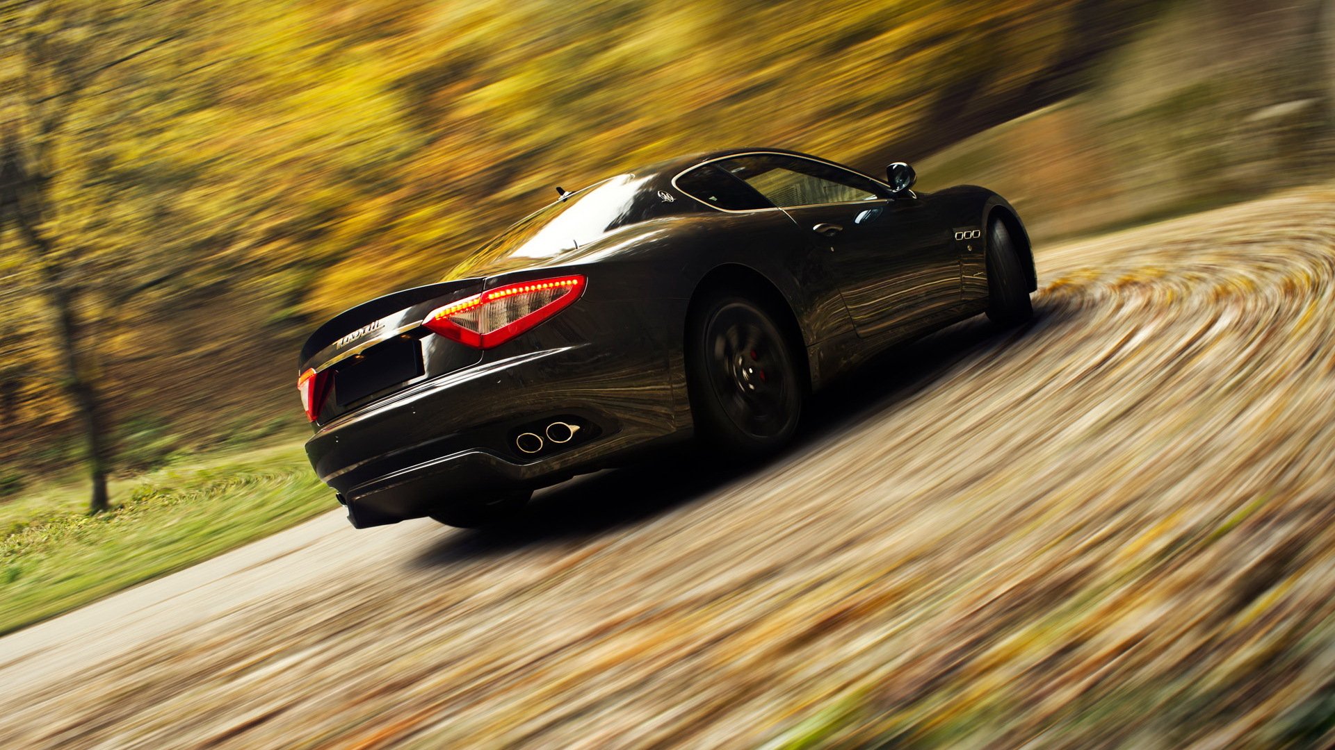 Машина красиво едет. Aston Martin Vantage осень. Машина на дороге. Автомобиль едет. Машина на скорости.
