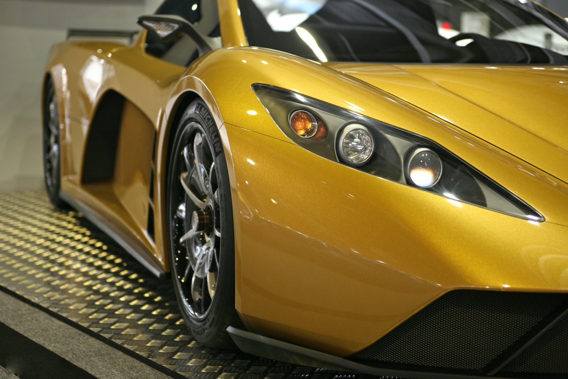 Самый дорогой желтый. Машина желтая. Желтые спорткары. Фары дорогих машин. Машина с желтыми фарами.
