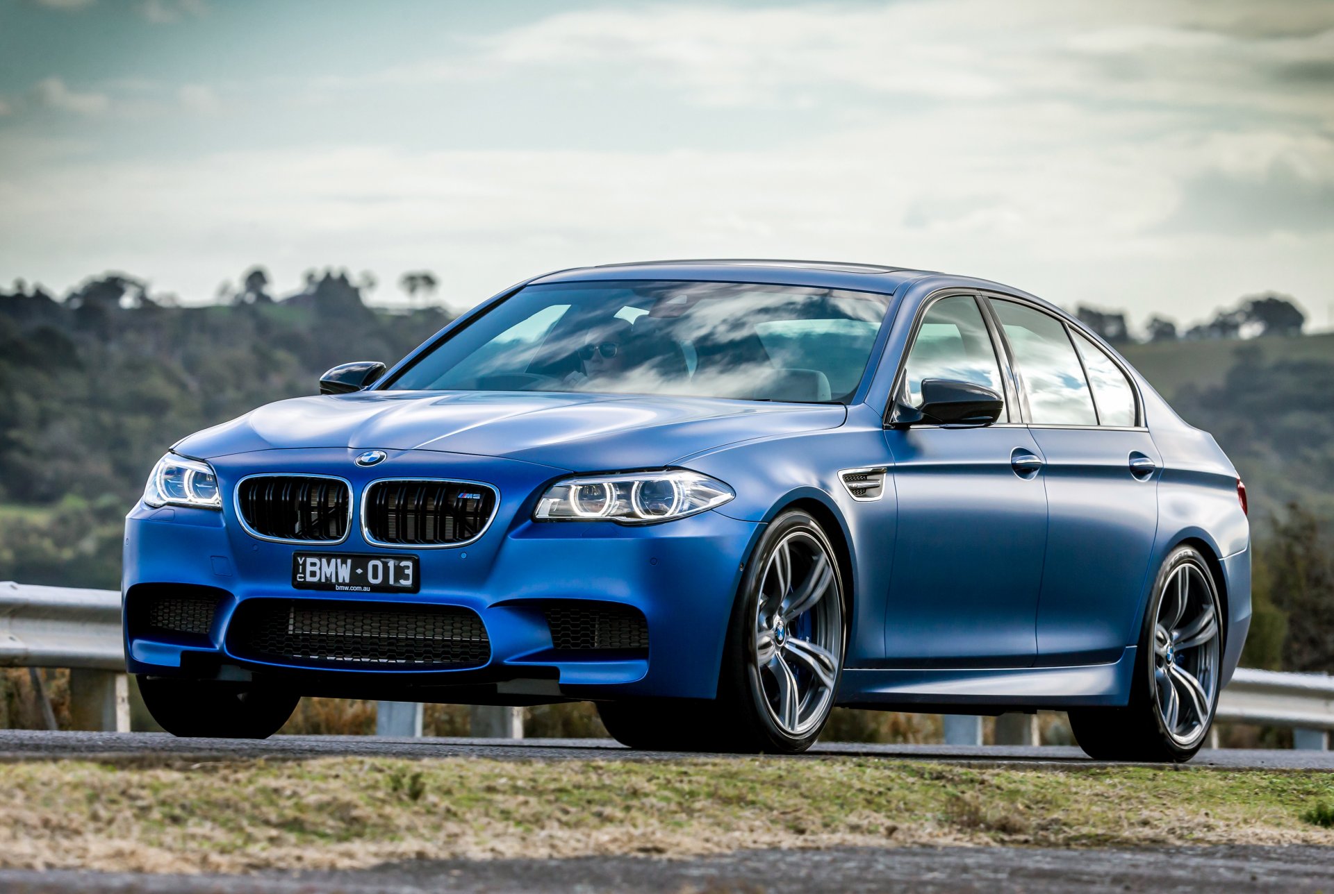 BMW m5 f10 голубая