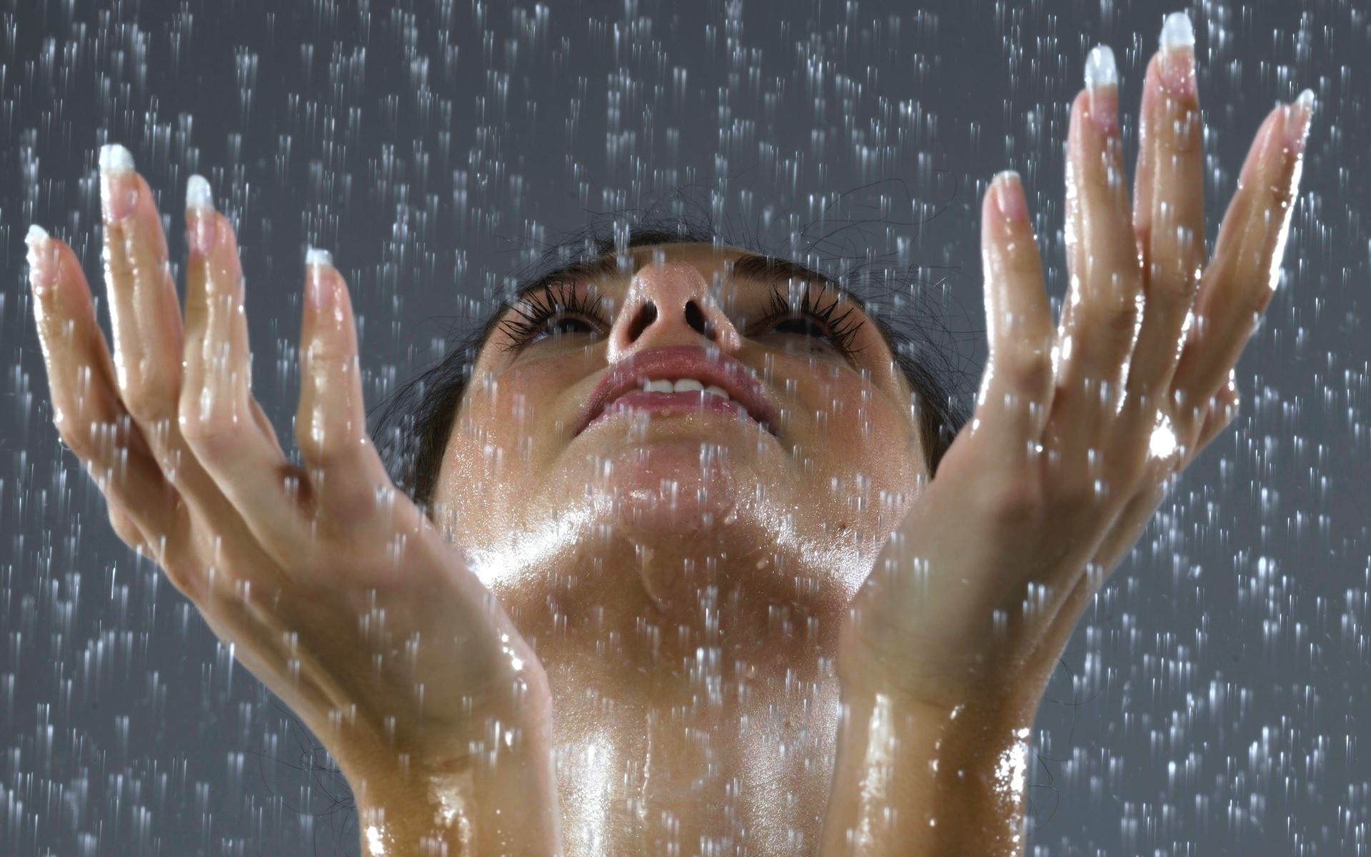 Резкий воздух омыл лицо. Девушка дождь. Девушка под струей воды.