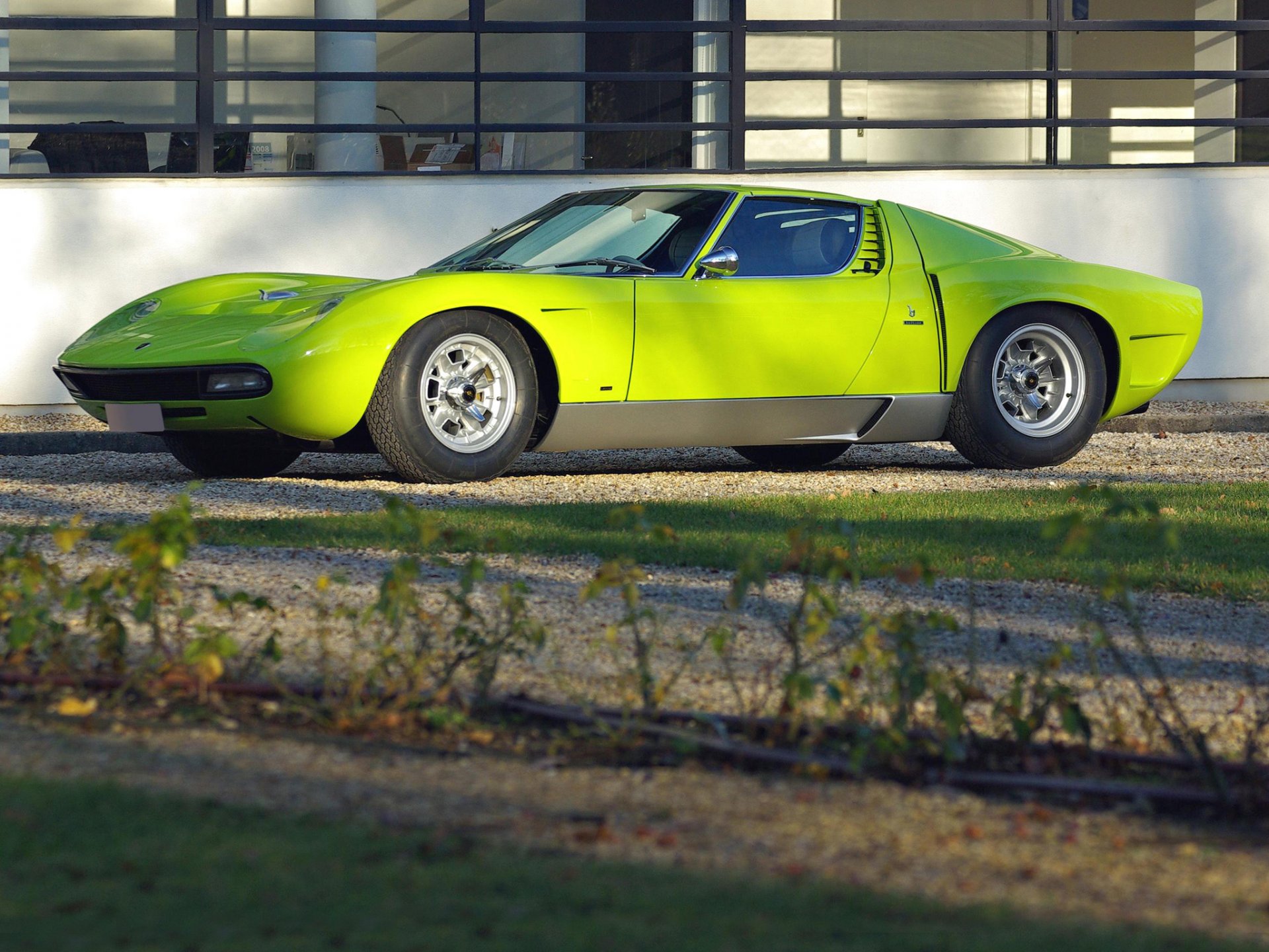 lamborghini miura ламборгини миура зеленая вид сбоку здание