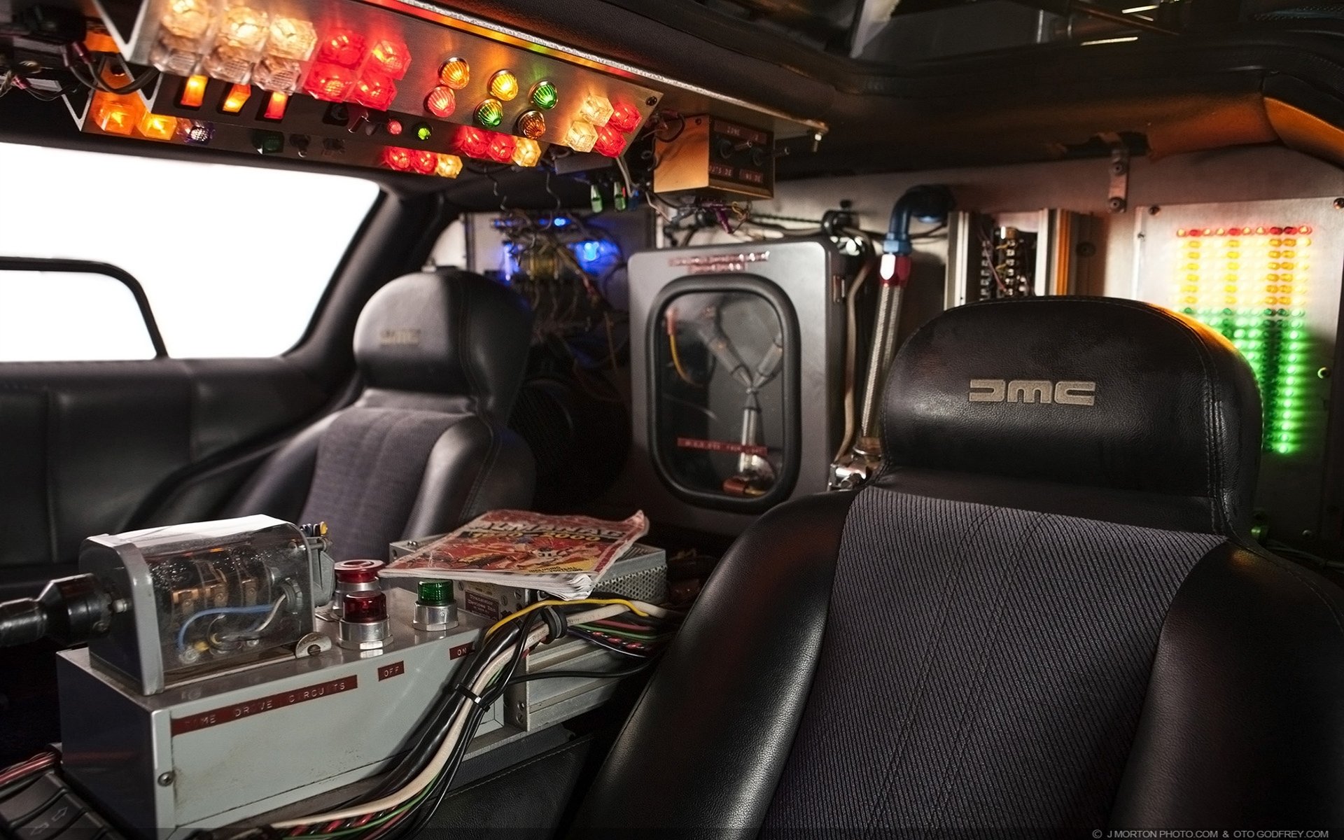delorean dmc -12 назад в будущее машина времени делориан салон приборы потоковый накопитель спортивный альманах фон