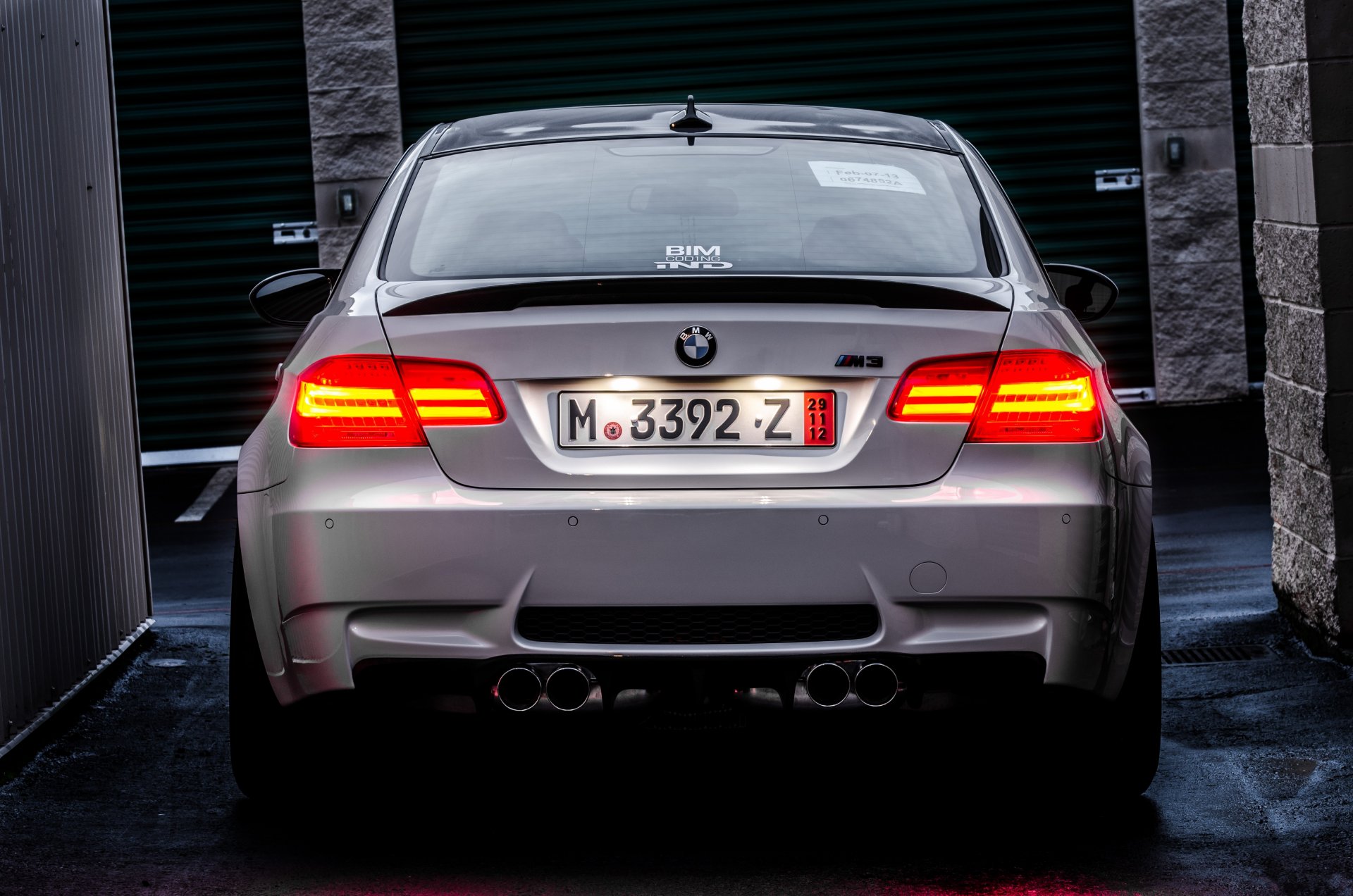 bmw м3 e92 белый бмв задок задние фонари свет улица мокрый асфальт