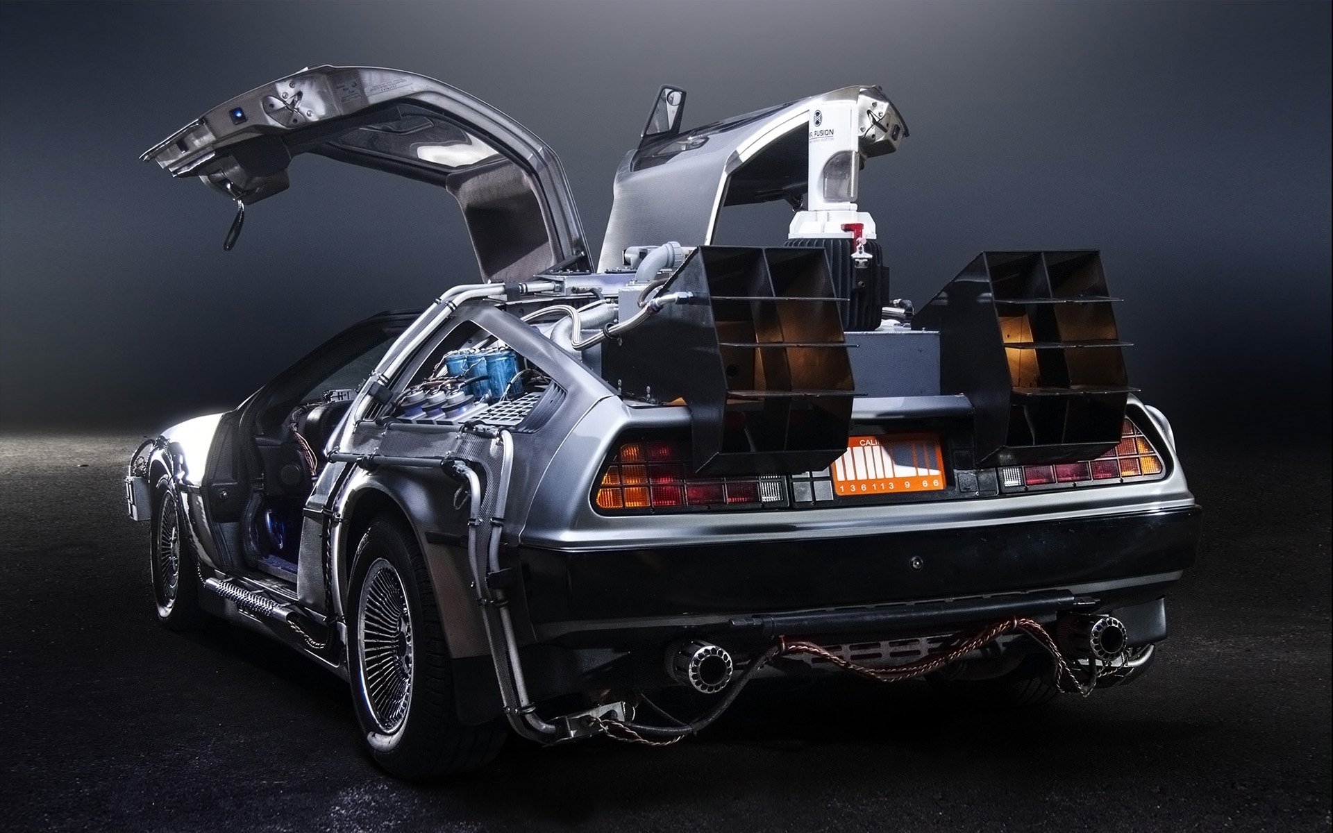delorean dmc -12 назад в будущее машина времени делориан вид сзади выхлоп двери фон