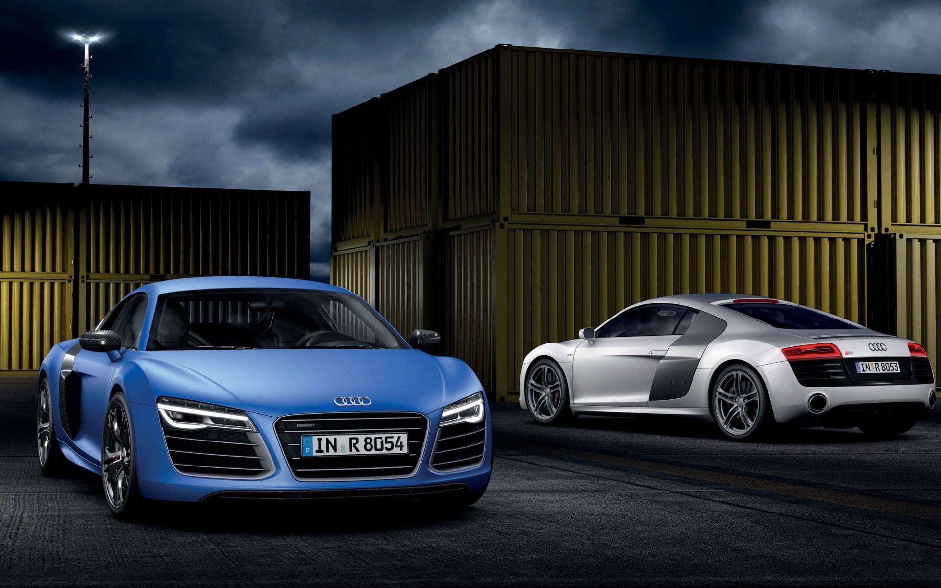 audi r8 v10 плюс ауди р8 в10 суперкар синий серебристый передок вид сзади ночь контейнеры небо
