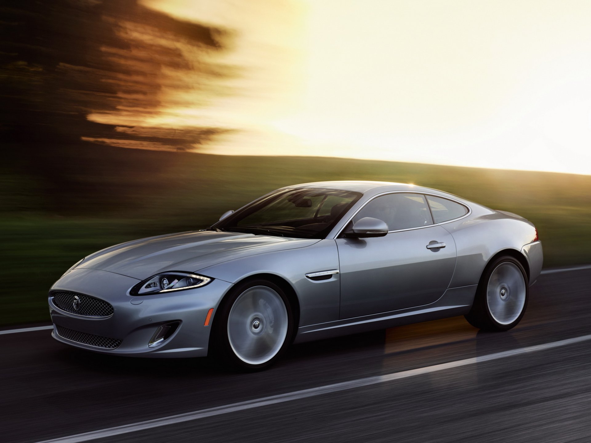 автомобиль машина ягуар купе серый движение дорога jaguar xk серебряный