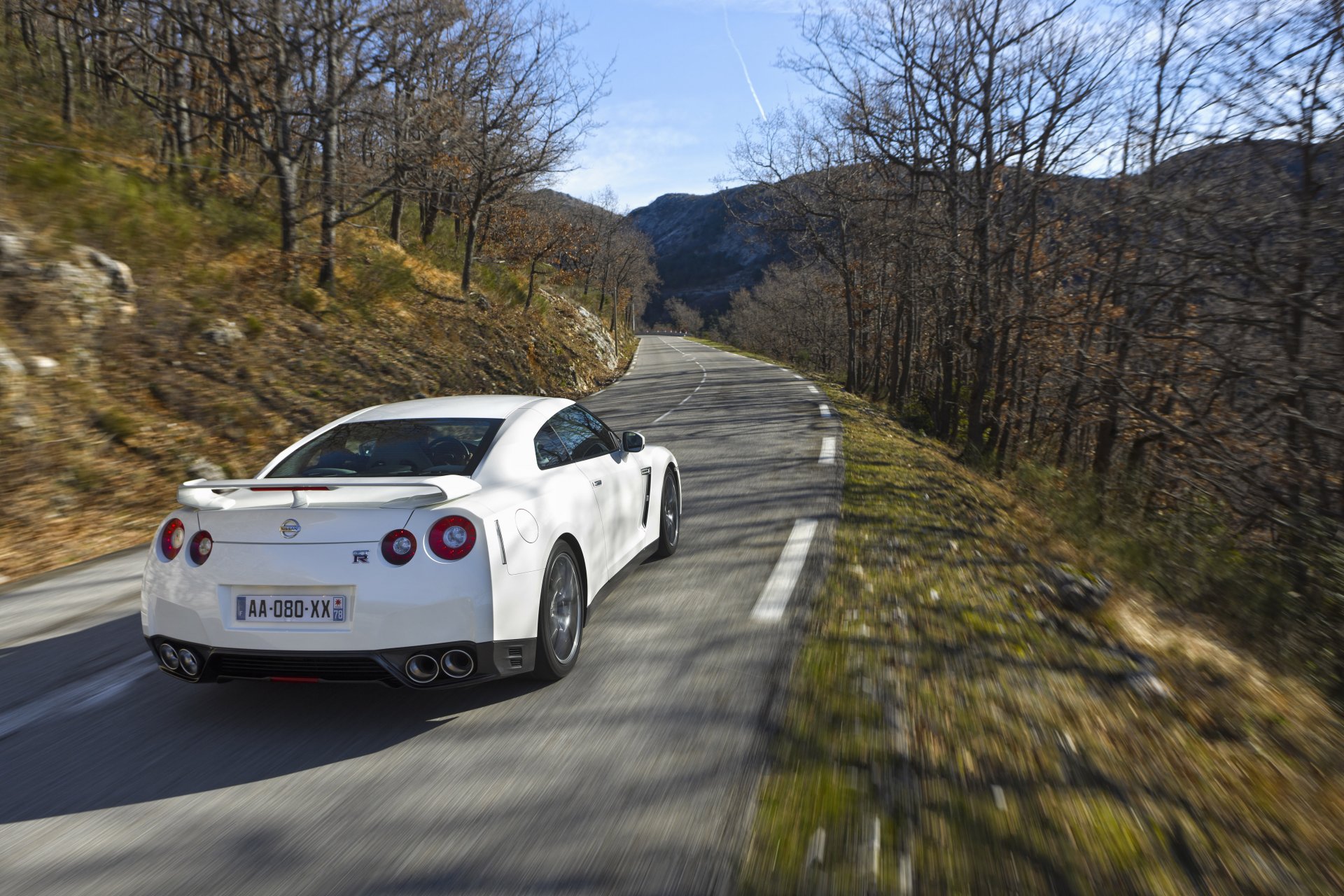 Nissan GTR r35 в лесу