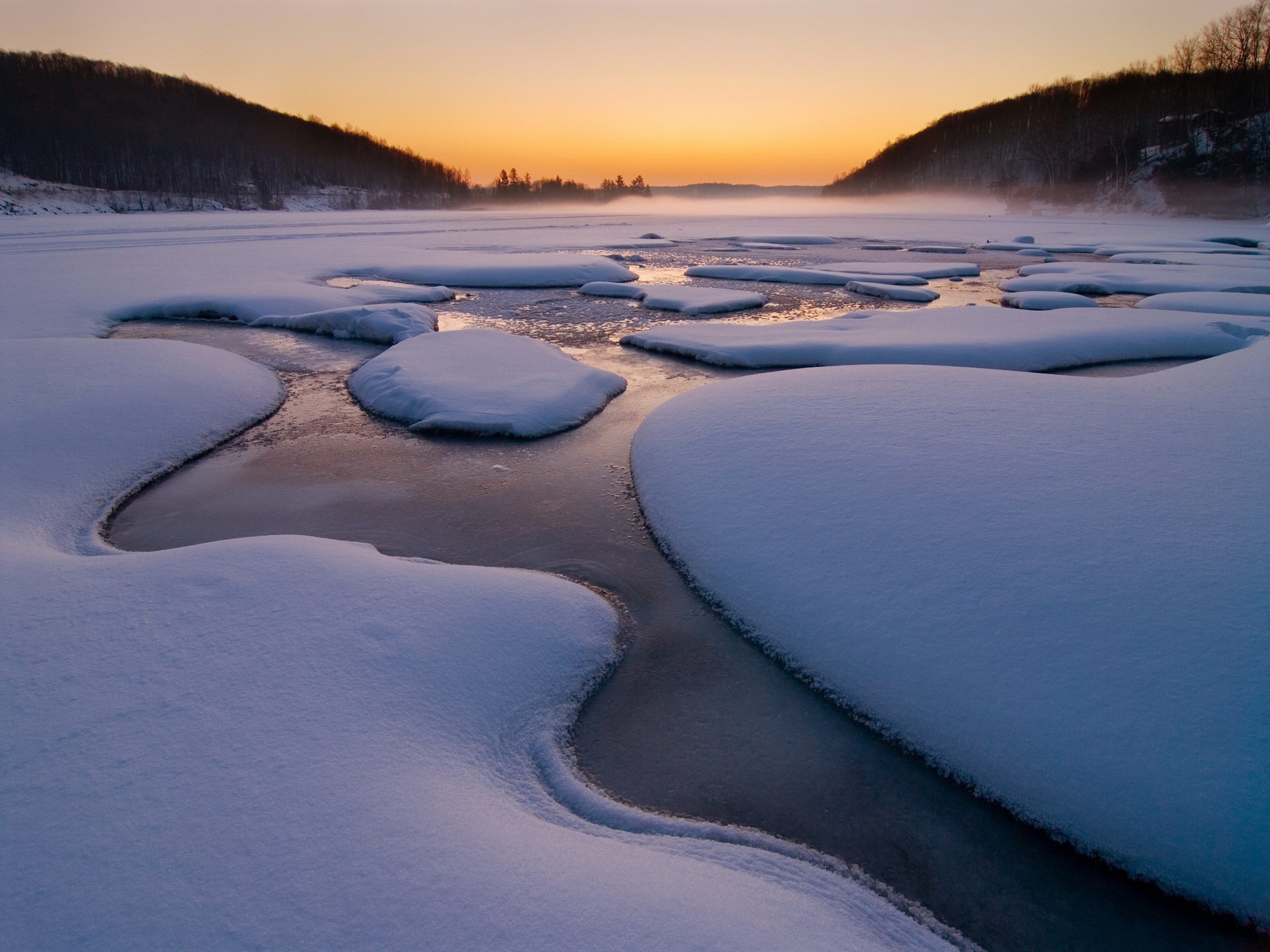 Лед на реках и озерах. Полынья. Мерзлая река. Зимняя река. Замерзшая река.