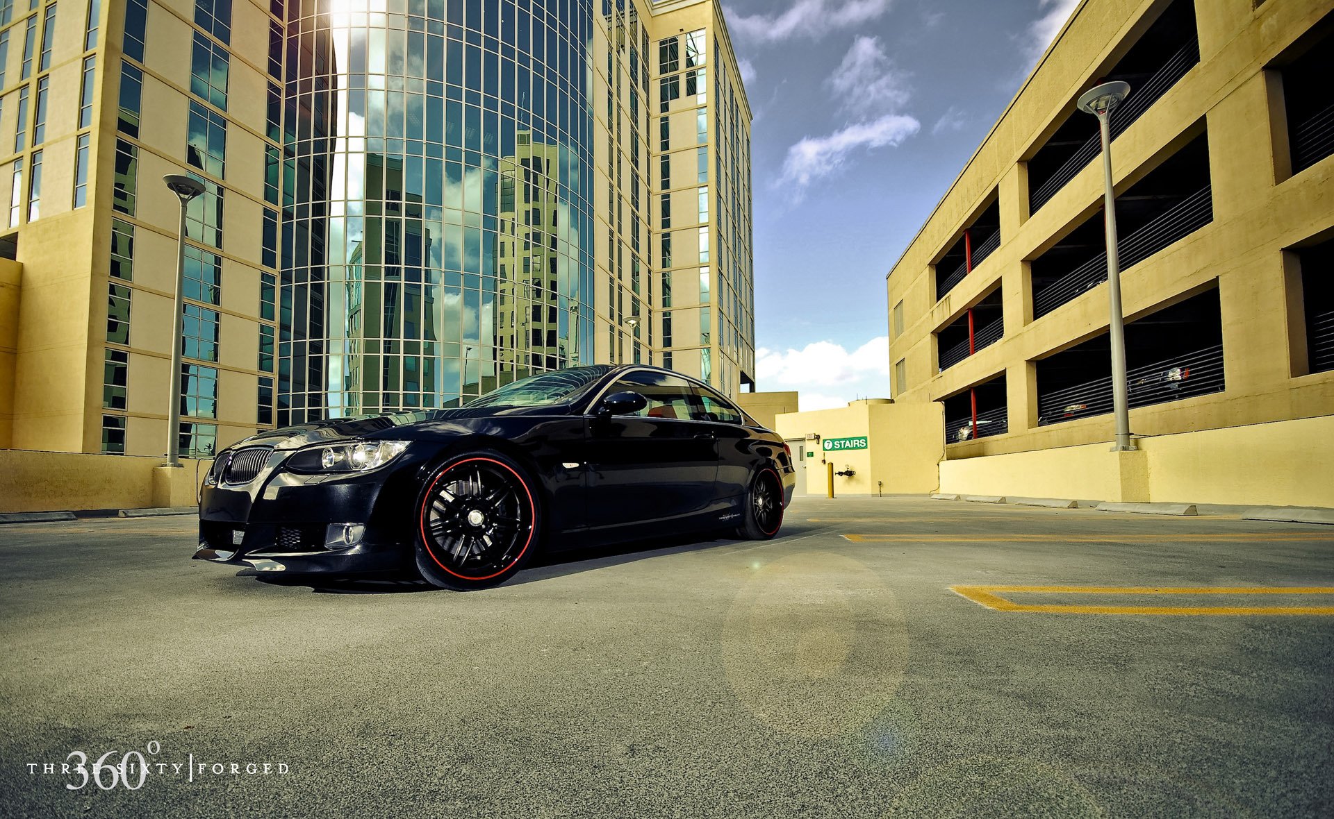 360 forged. Черное авто. Машина на фоне здания. Авто на красивом фоне. Машина на фоне города.