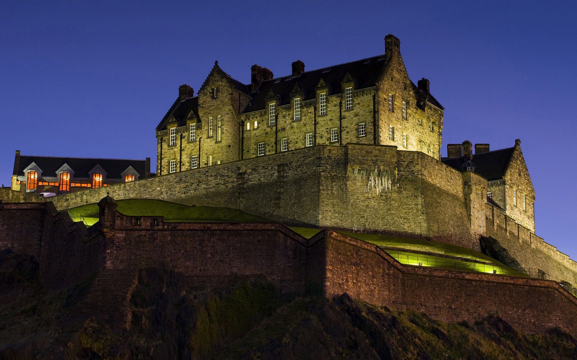 Замки 6 века. Эдинбургский замок Шотландия. Замок Эдинбург в Шотландии. Эдинбургский замок (Эдинбург, Шотландия). Эдинбург Касл.