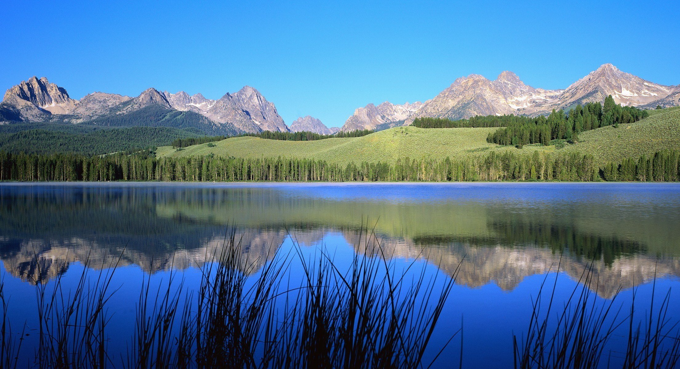 Hot lake. Зеркальное (озеро, Приморский край). Озеро в горах. Панорамный пейзаж. Панорама природа.