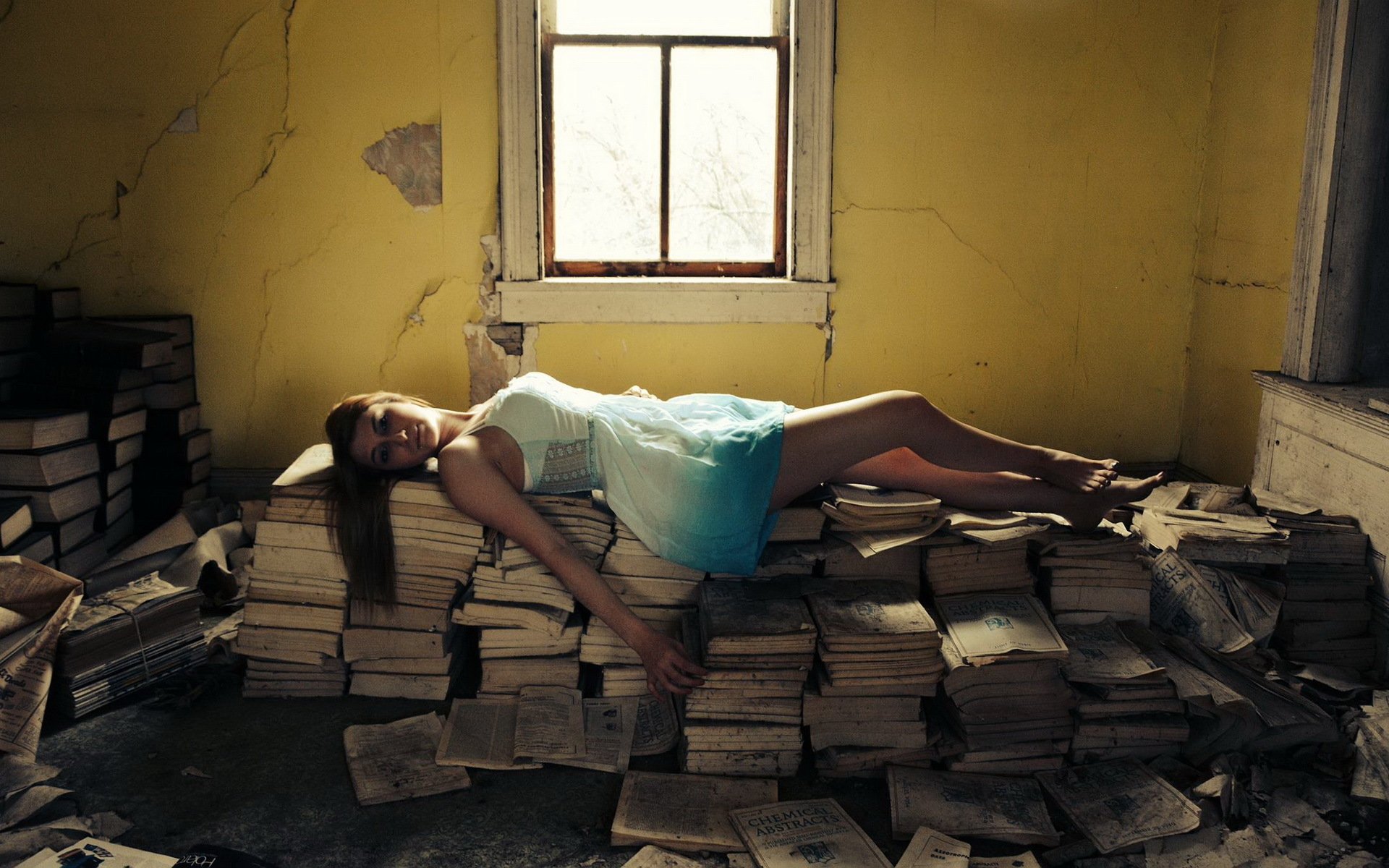 Кидал баб. Комната для девушки. Девушка с книгой. Девушка лежит в комнате. Девушка с книгой в комнате.