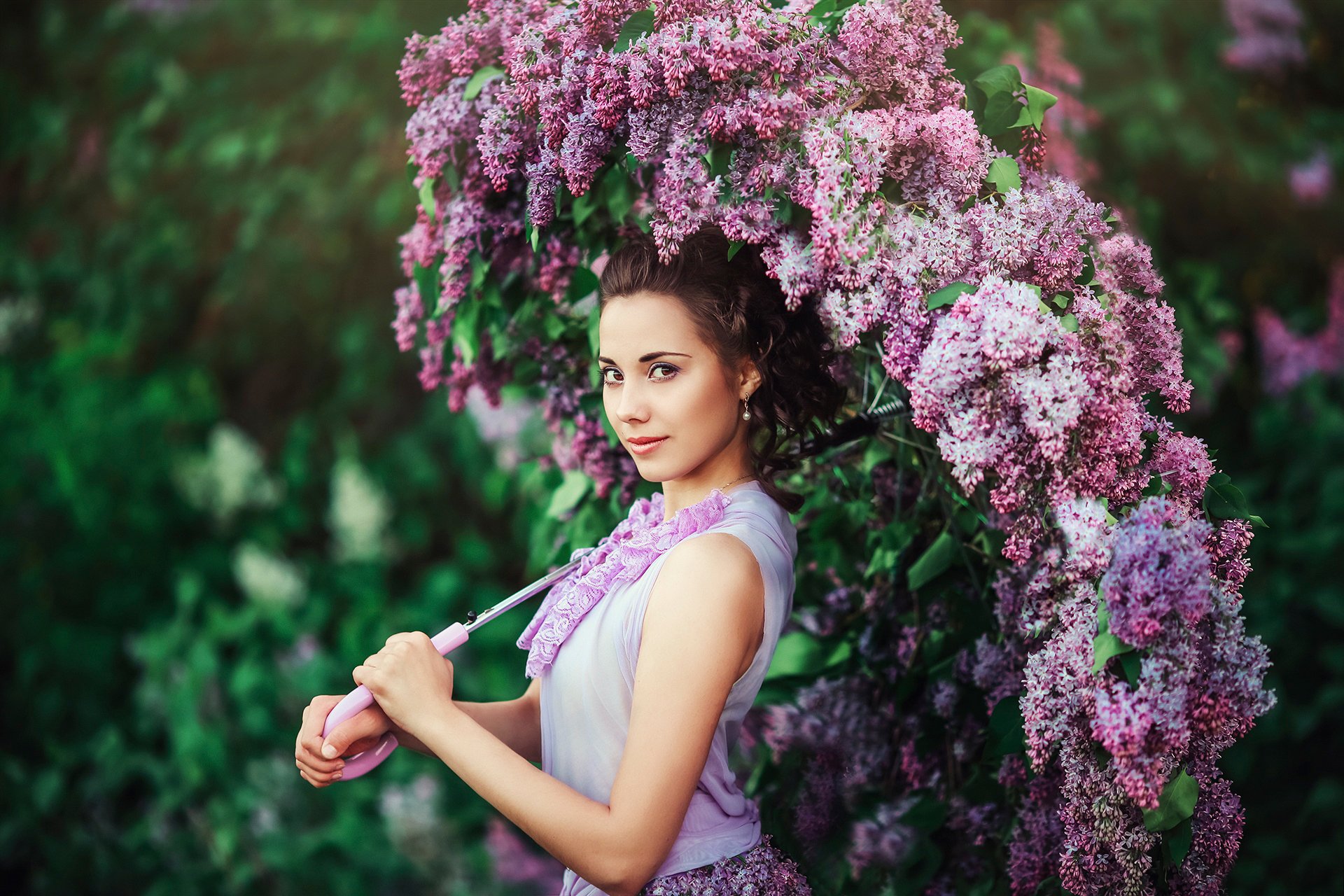 Сирень в руках