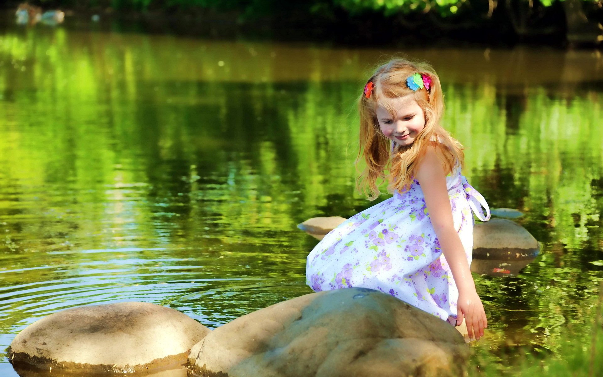 Купаюсь в 10 лет. Девочка купается в речке. Лето речка девочки. Дети на озере. Девочки купаются в пруду.