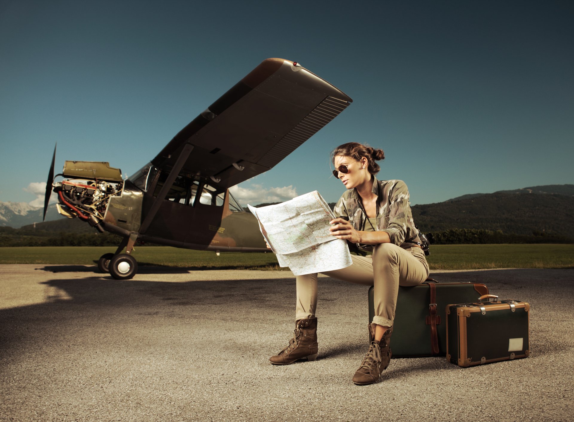 Уезжать куча. Чемодан. Девушка чемодан самолет. Девушка с чемоданом. Чемодан для путешествий.