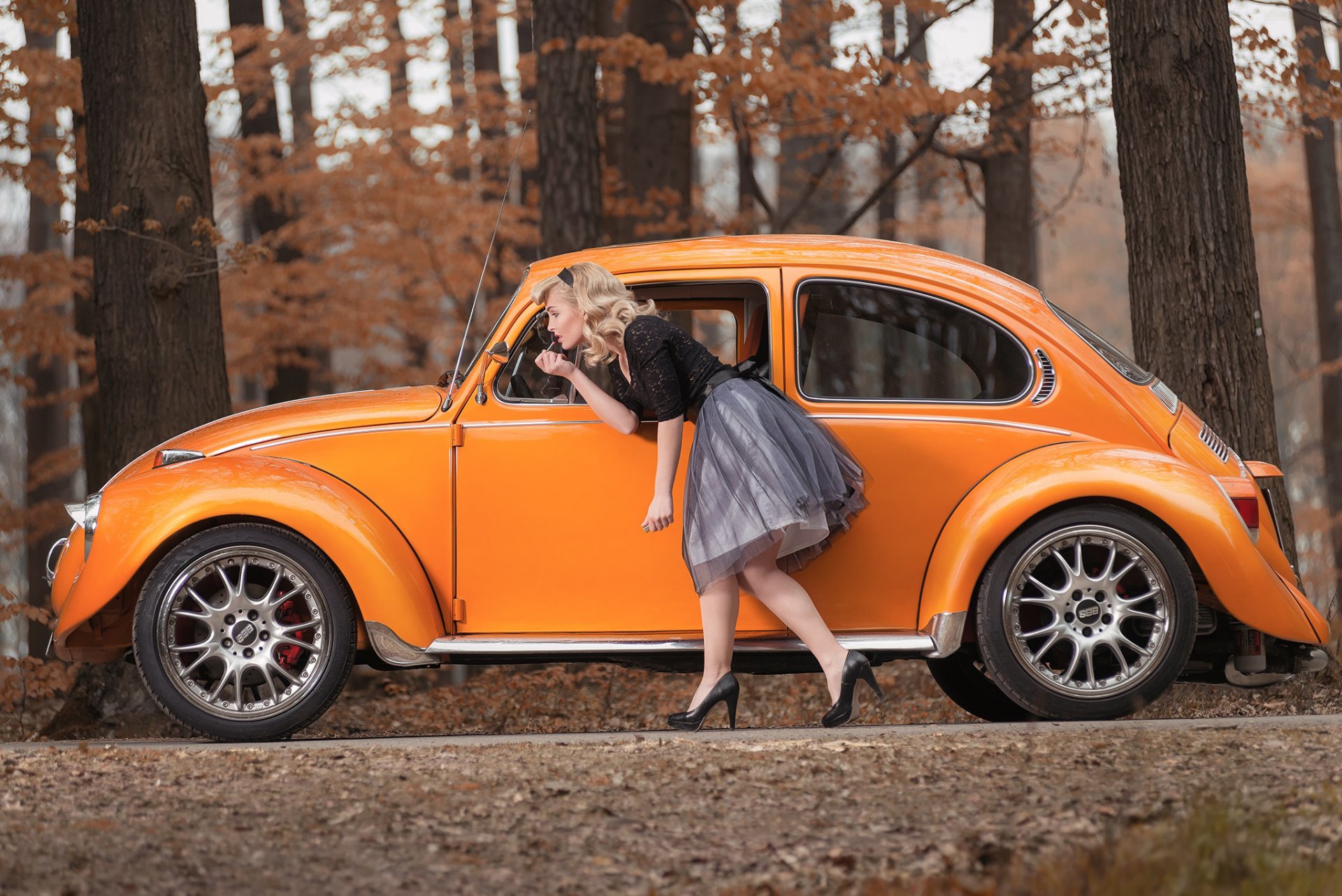 Volkswagen Beetle 1963 и девушка