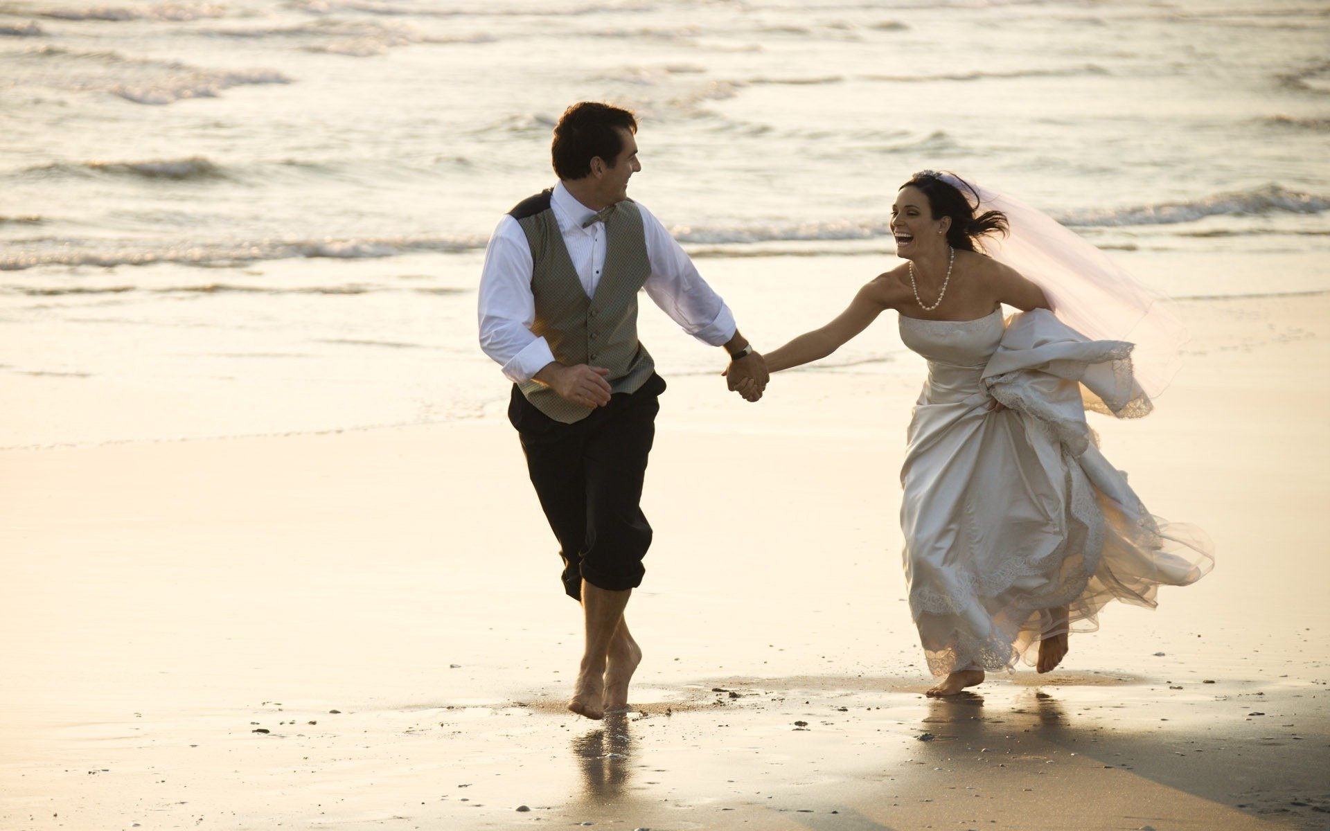Сбежала со своей брачной ночи турецкий. Свадьба на берегу моря. Счастливые отношения свадьба. Свадебные пары. Мужчина и женщина свадьба море.