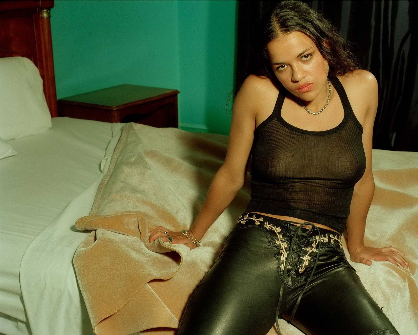 Michelle rodriguez в прозрачной майке и чёрных кожаных штанах