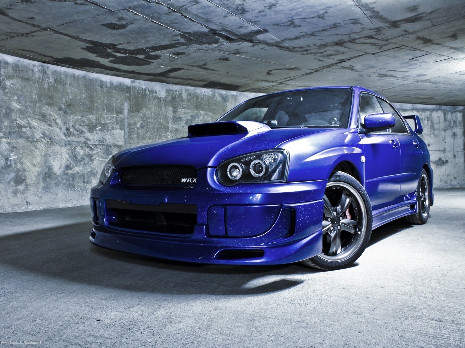 Синяя Impreza Subaru движение по тоннелю