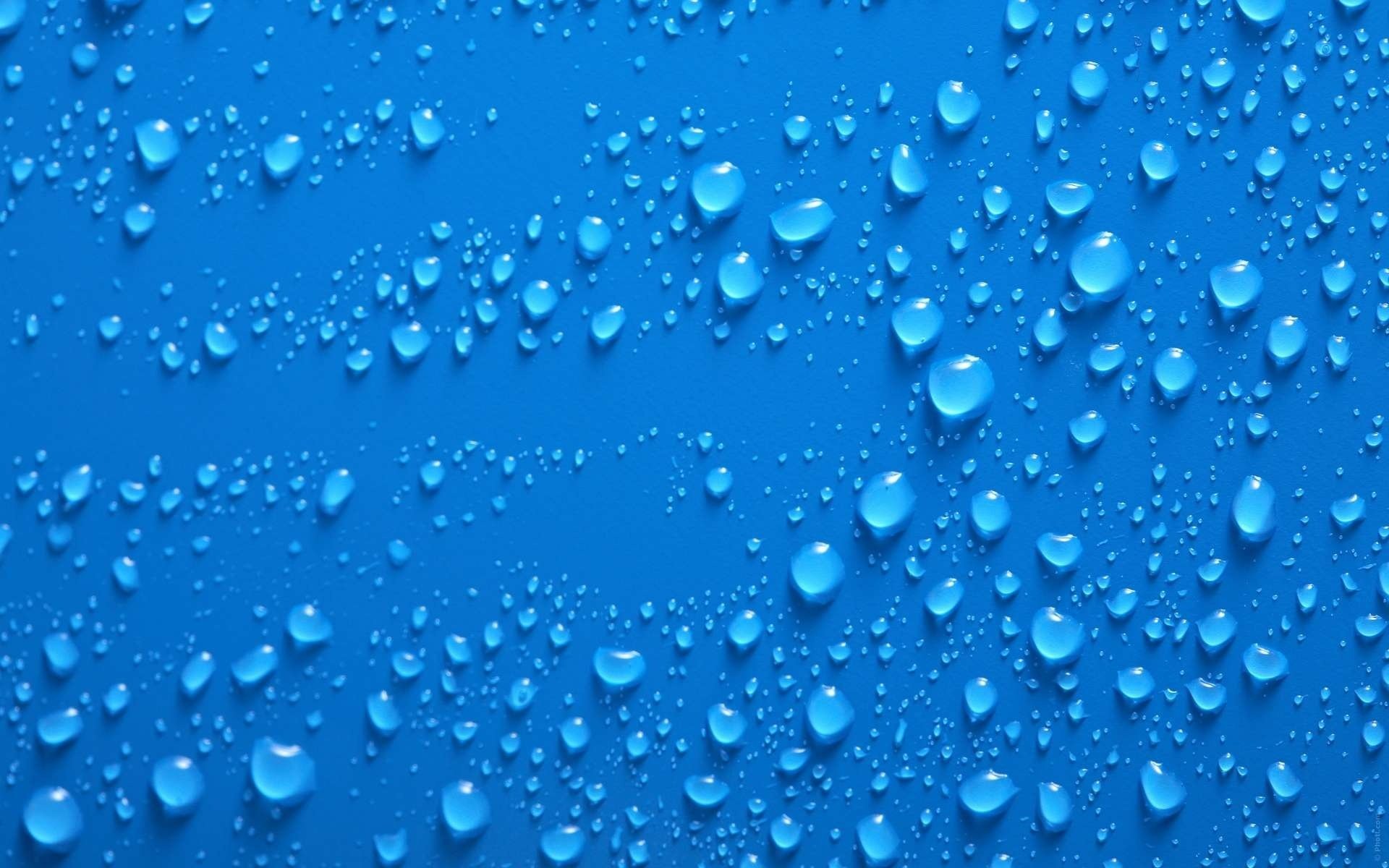 Множество капель воды на синем фоне
