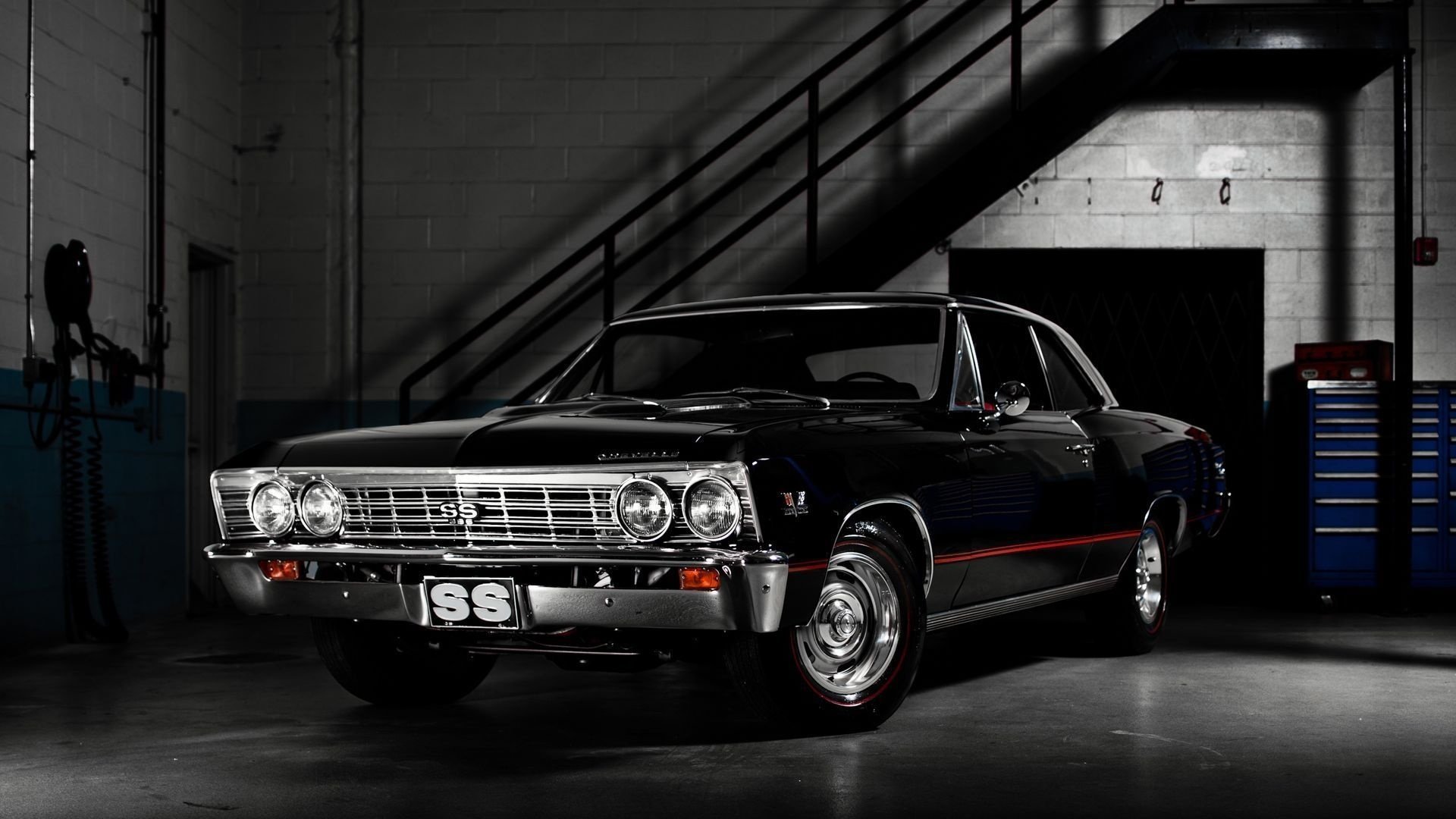 Чёрный Chevrolet стоит в гараже