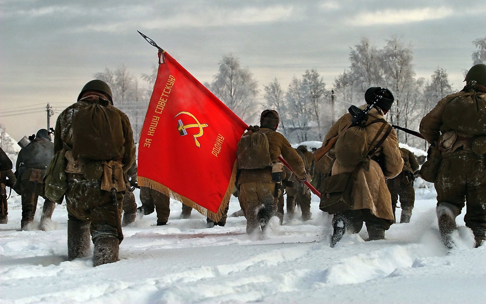 Солдаты несут знамя по полю