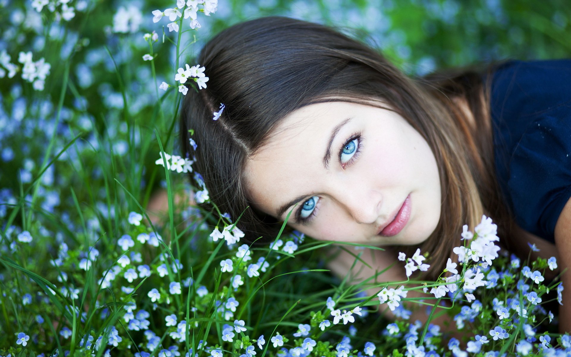 Девушка с синими глазами. Голубоглазые девушки. Девушка с незабудками. Девушка с весенними цветами.