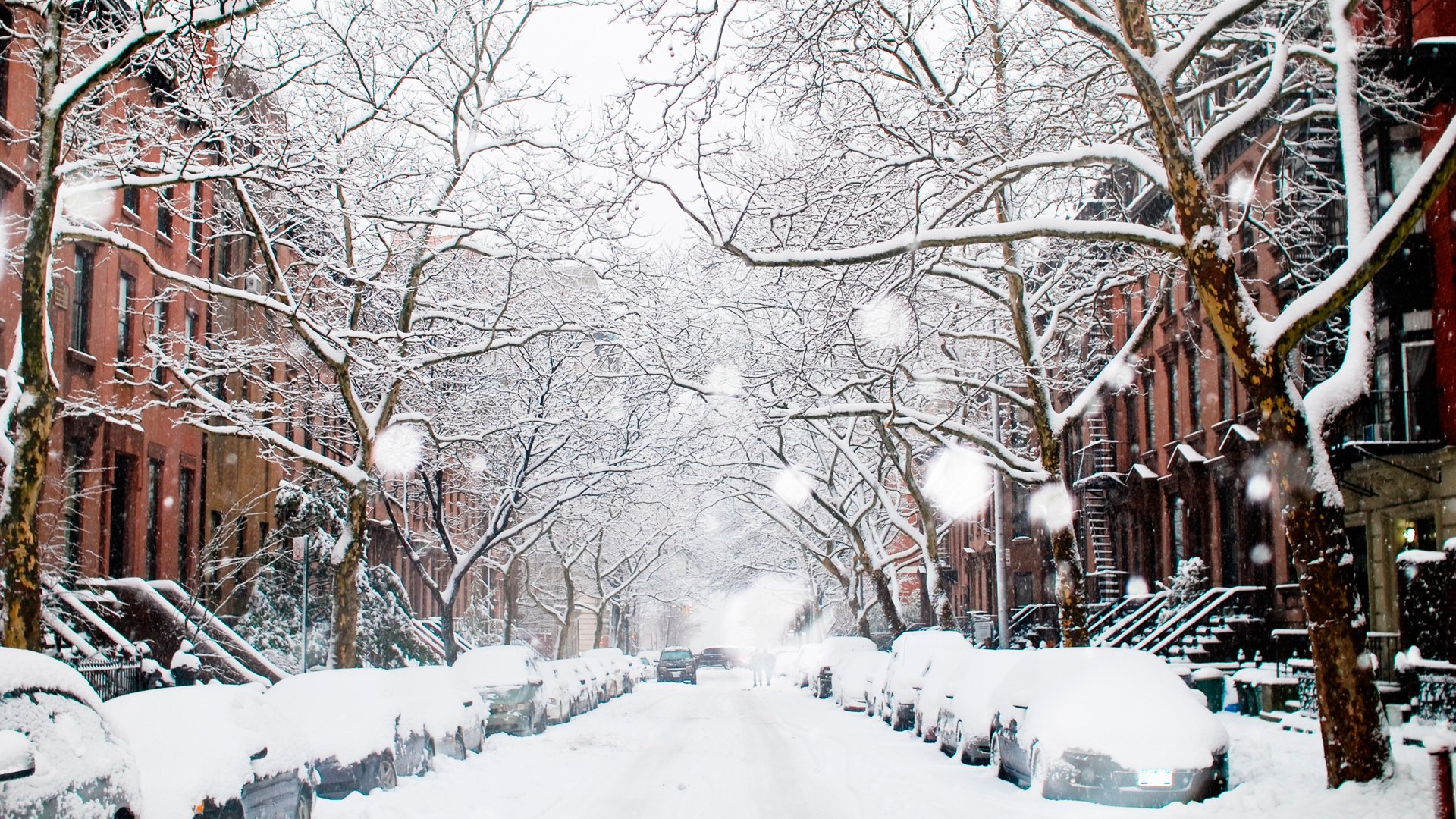 Зимний город. Заснеженный город. Снег в городе. Зимняя улица. Почему на улице снег
