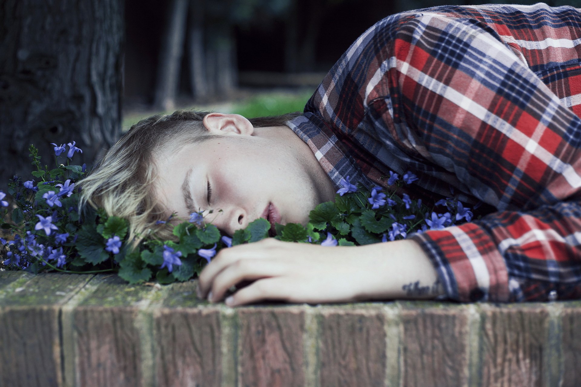 Плачущий мальчик сон. Парень лежит на траве. Парень лежит в цветах. Человек лежит в цветах. Подросток с цветами.