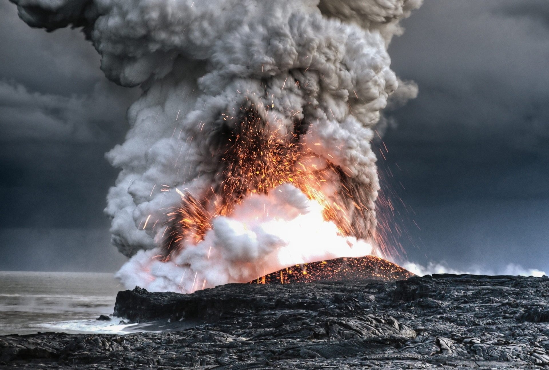 Подводные землетрясения в океане. Гидроэксплозивный Тип извержения вулкана. Подводный вулкан Кавио барат. Вулкан семеру извержение. Извержение подводного вулкана в тихом океане.