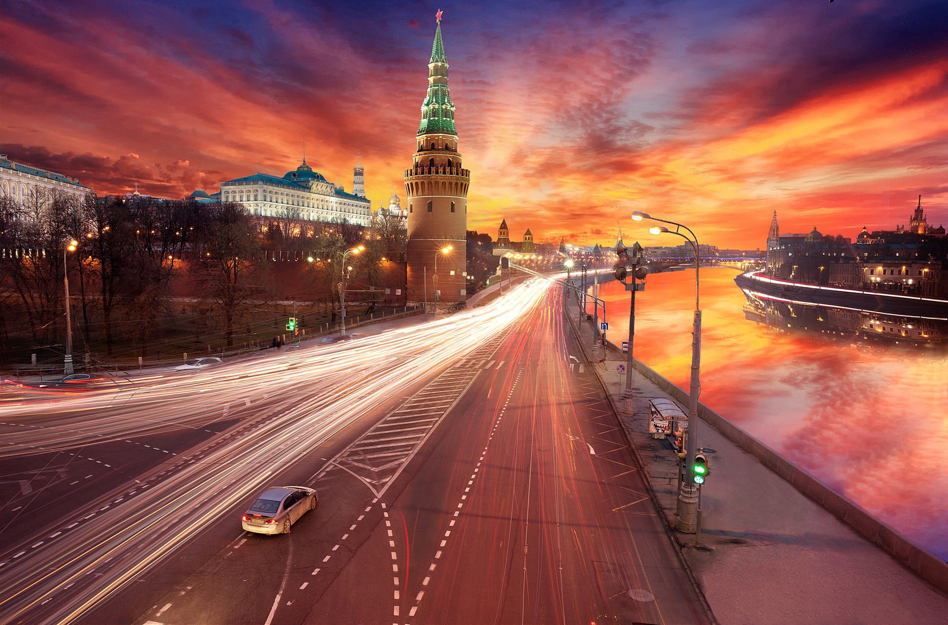 Кремль в Москве рядом с Москвой рекой