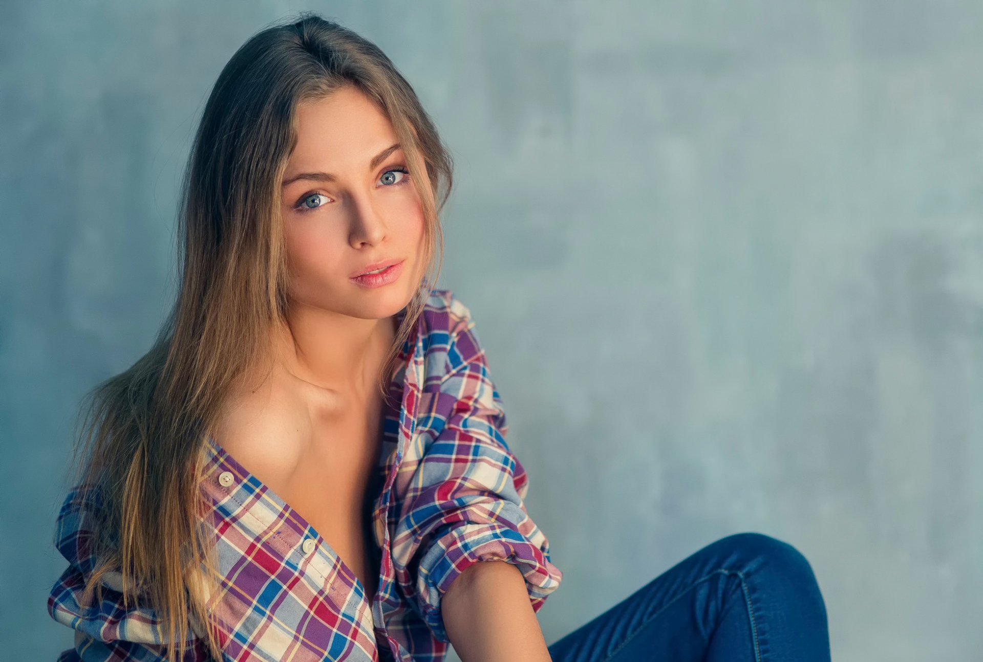 даша портрет рубашка джинсы