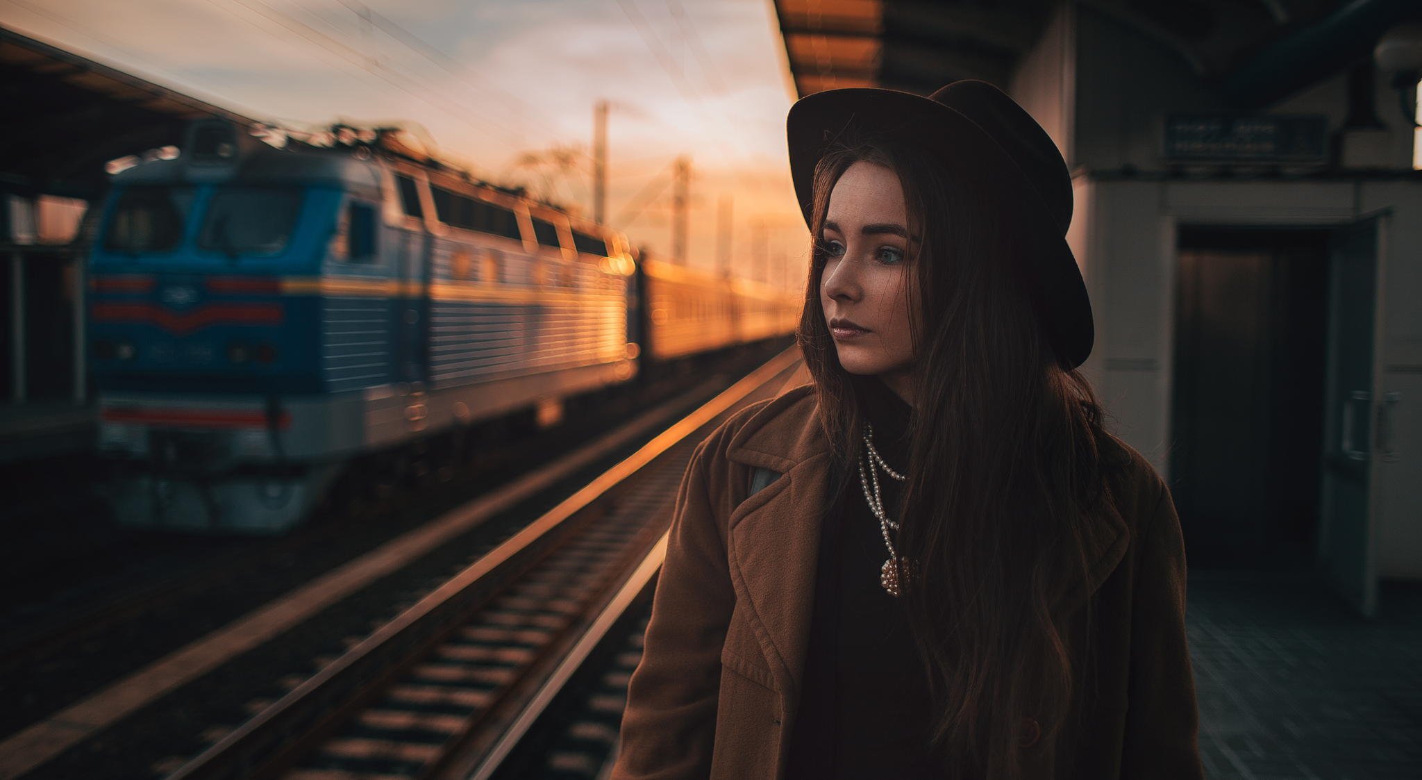 Красивая девушка в электричке