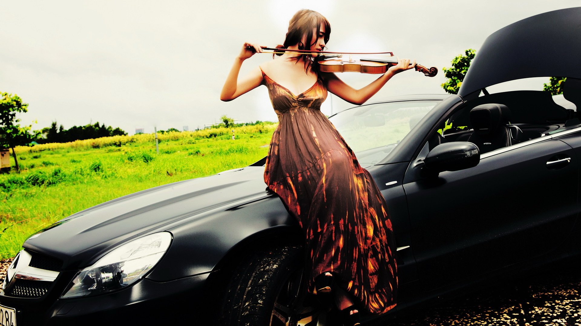 Классная красивая песня. Девушка в машине. Девушки со скрипкой. Девушка в платье в машине. Девушка в платье возле машины.