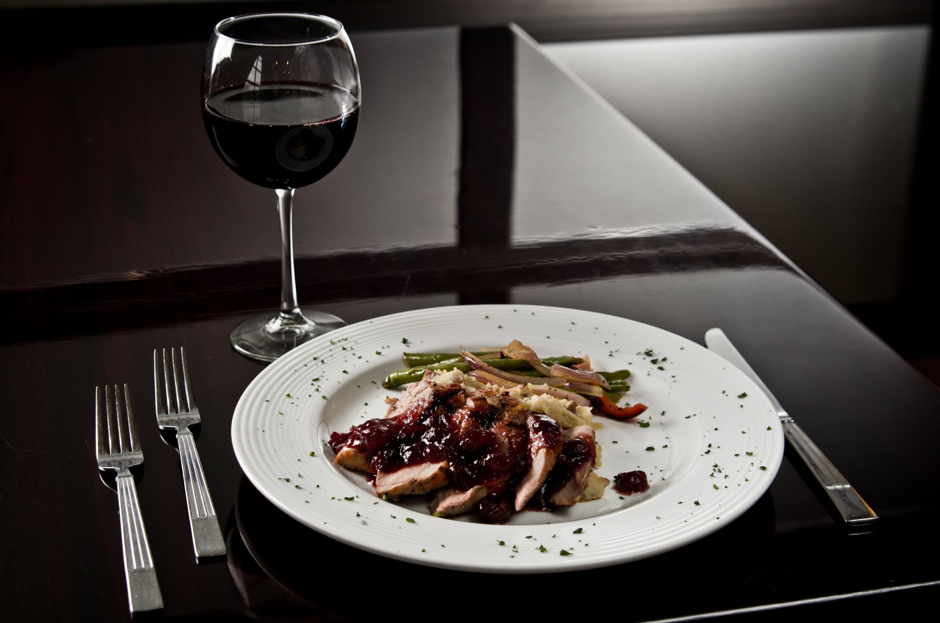 Красивый обед. Ужин. Боул с киноа и брокколи. Черный ужин. Еда вид сверху.