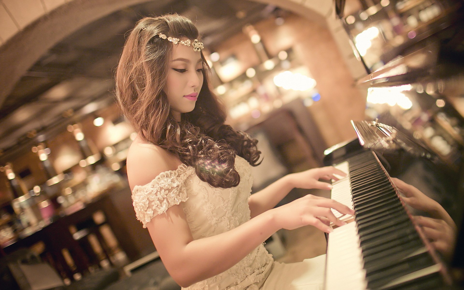 Стоит в стороне девчонка а музыка играет. Девушка и пианино. Девушка на рояле. Пианистки азиатки. Девушка азиатка рояль.