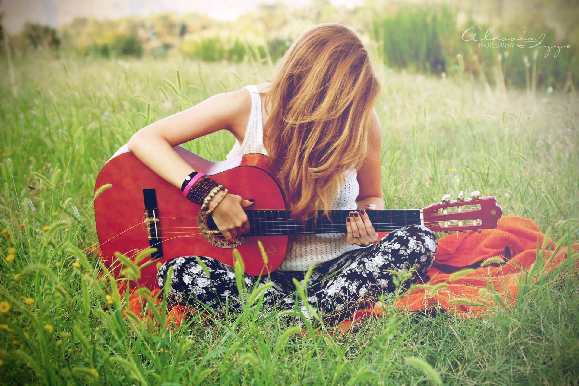 Музыка сыгранная на гитаре. Девушка с гитарой. Красивая девушка с электрогитарой. Девушка с гитарой на природе. Фотосессия с гитарой на природе.