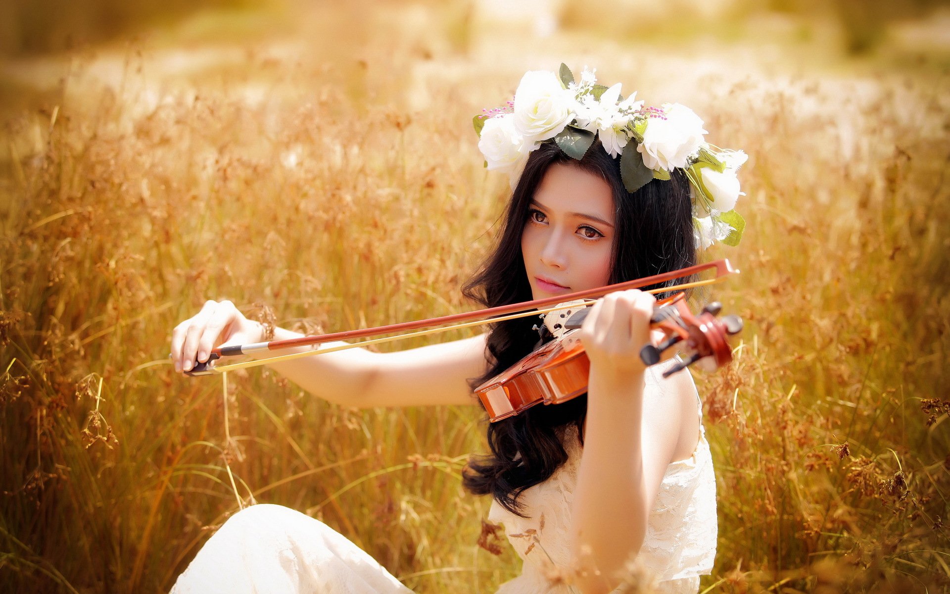 Спокойная музыка скрипка. Девушка с музыкальным инструментом. Красивая девушка со скрипкой. Скрипачка на природе. Фотосессия с музыкальными инструментами на природе.