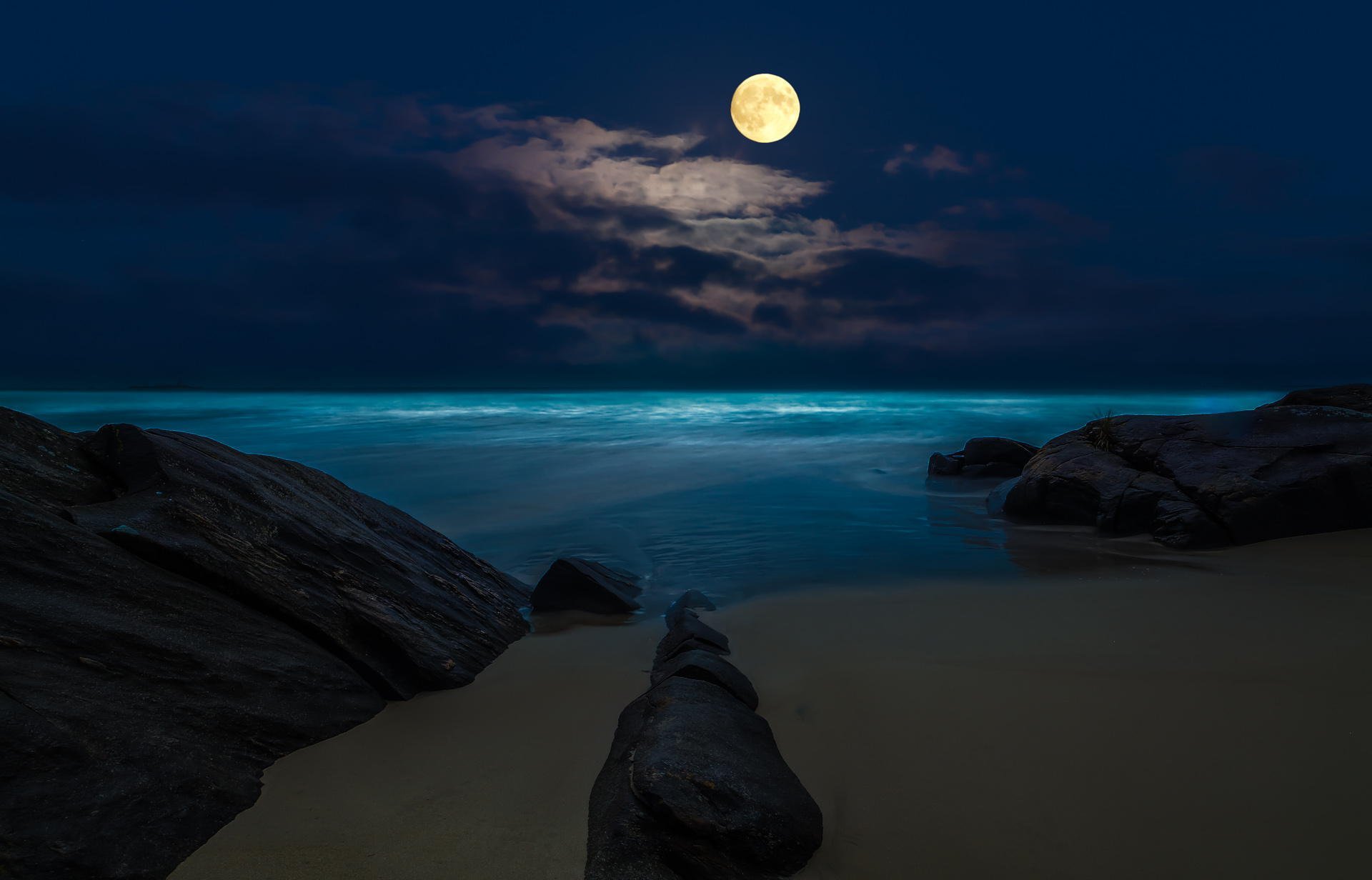 Море ночь красиво. Ночное море. Луна и море. Ночной пейзаж. Ночной пляж.