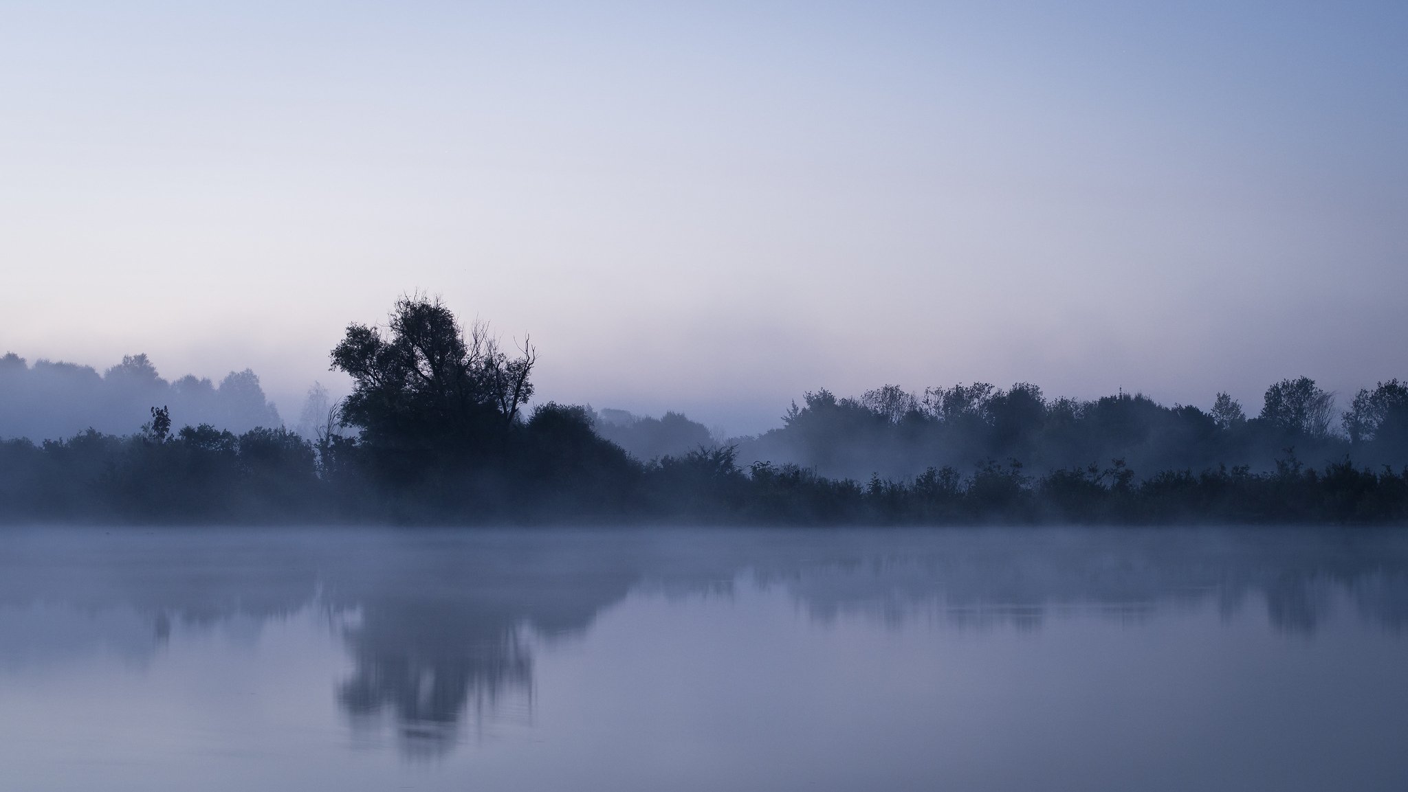 1 месяц в озере. Турсунтский туман озеро. Озеро в тумане. Туманный пейзаж. Туман над водой.