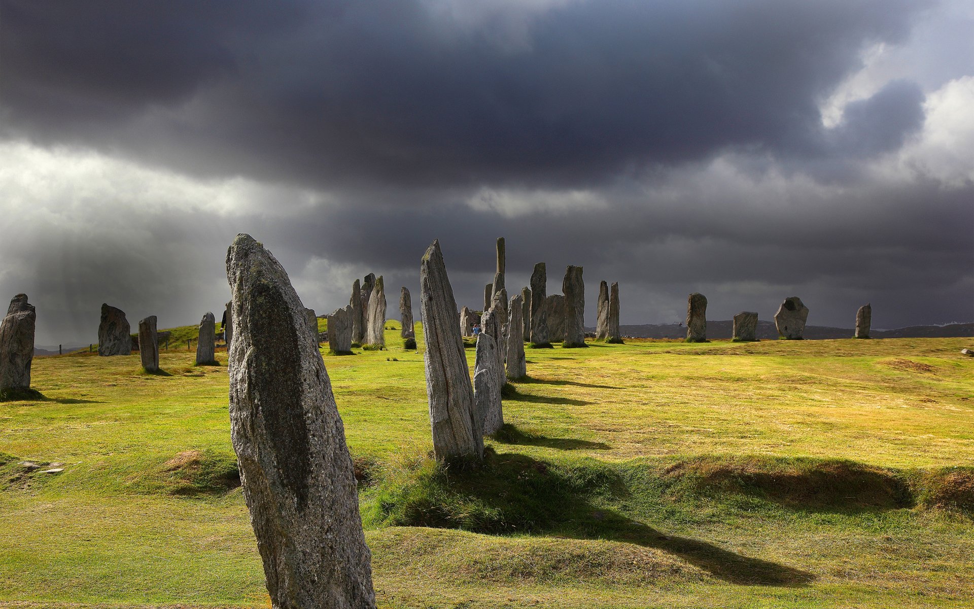 Камень гроза. Менгиры Калланиша, Шотландия. Менгиры Карнака. Мегалиты менгиры. Менгир кельтов.